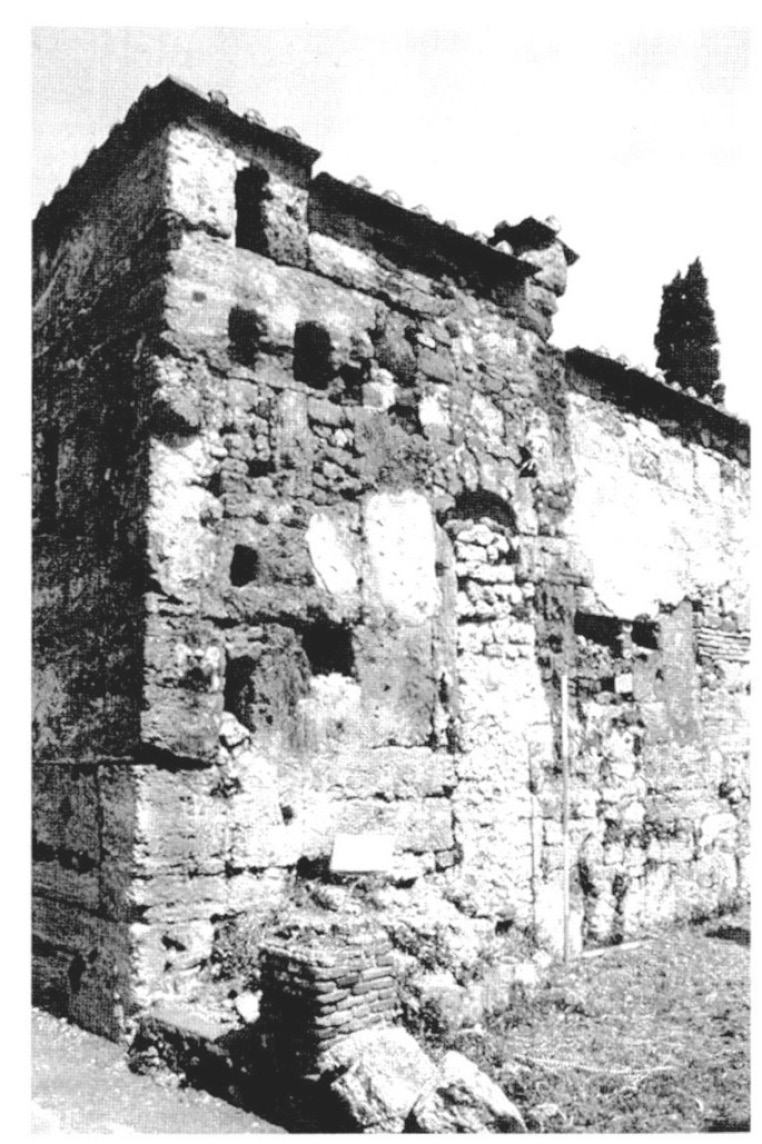 Fig. 3 – Insula VI, at Pompeii: the south wall of the Casa del Chirurgo, showing alterations for the added properties.