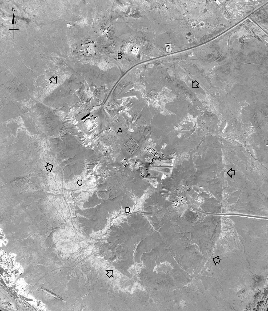 Fig. 6 – The hill of Ur in an image taken by the QuickBird 2 satellite in April 2004: the arrows indicate the traces and the remains of the defensive walls.