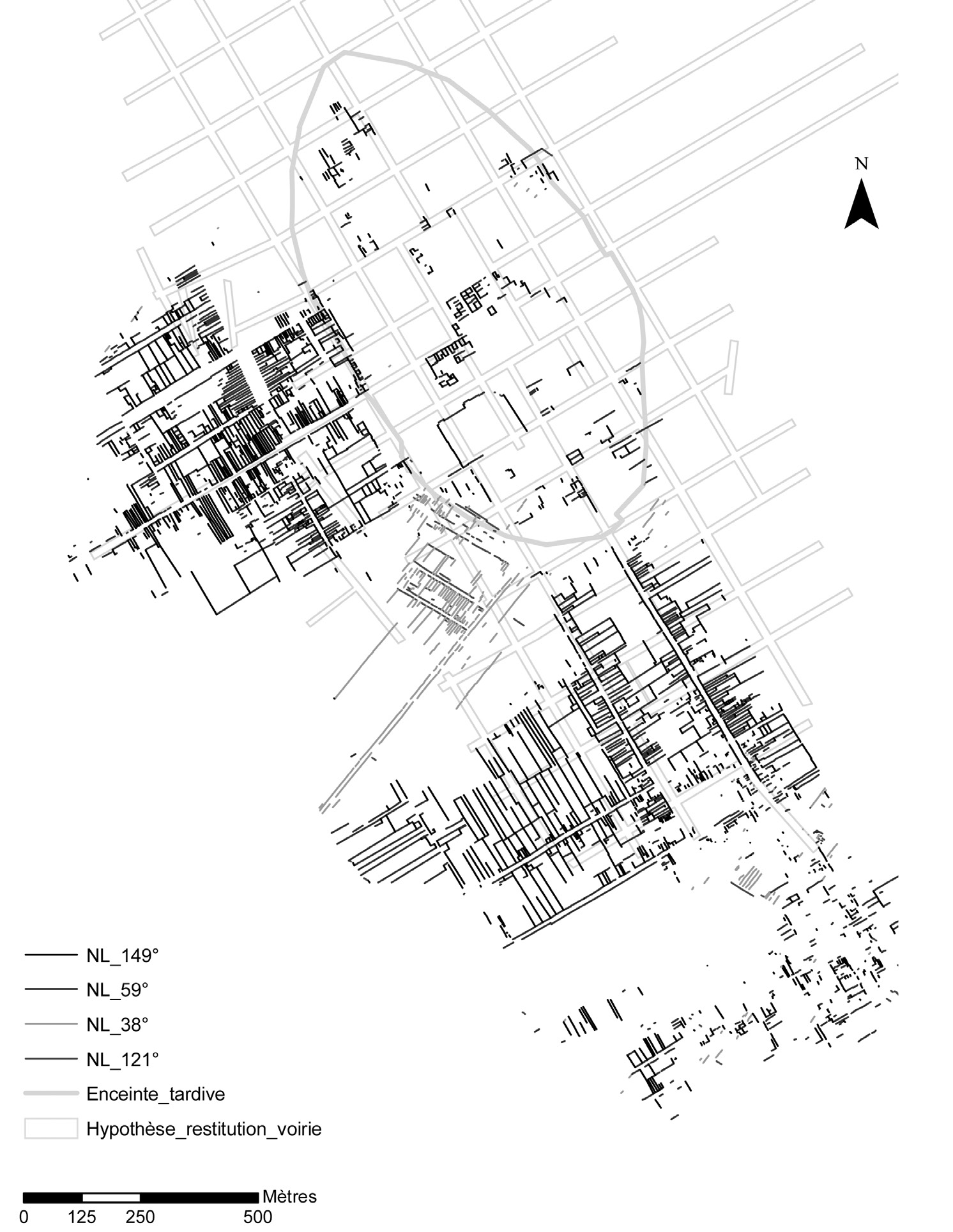 Fig. 3 – Mise en évidence d’une anomalie parcellaire très localisée dans la trame parcellaire dominante, hors enceinte tardive. Les orientations sont indiquées en Lambert 2 étendu, noté NL, selon une marge d’erreur de +/- 2.5°. L’hypothèse de restitution de la voirie utilisée est celle proposée par F. Berthelot dans son travail sur la structure des rues antiques de Reims (Berthelot 2004).