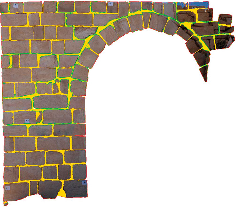 Fig. 6 – Orthophoto générée par une requête sur la base de données: visualisation des blocs appartenant aux USM visibles sur le plan de projection donné. En jaune l’extraction automatique du mortier, en vert le périmètre des USM. Voir Pl. XII, a.