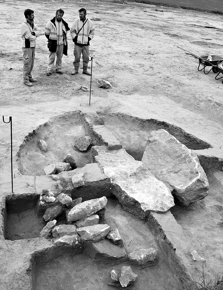 Fig. 1 – Menhirs abattus de Champagnes-sur-Oise vue en contexte de fouille.