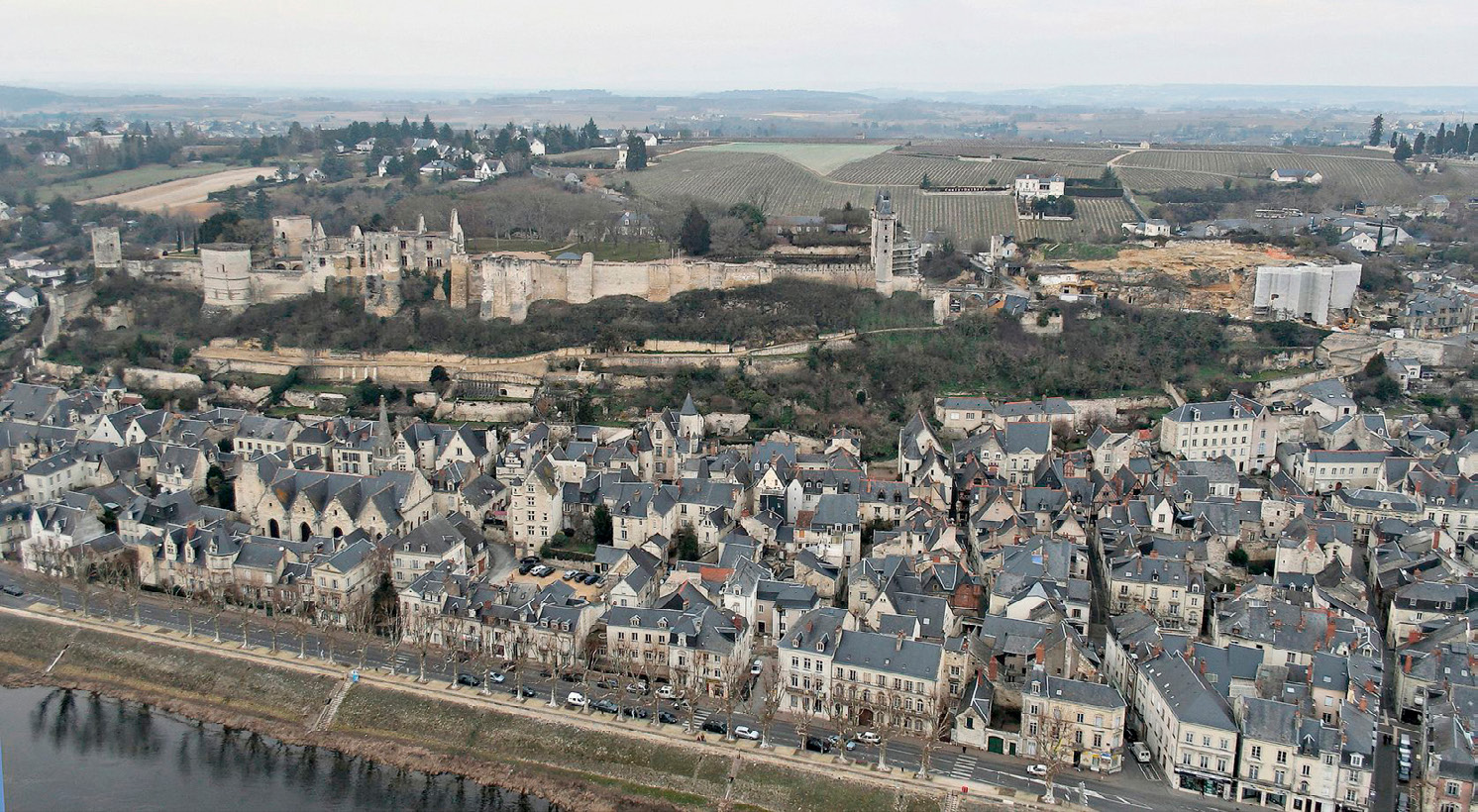 Fig. 1 – Vue générale aérienne de la ville de Chinon en 2006, au début des fouilles et des travaux de restauration. La forteresse domine la ville et La Vienne (photo Cyb’Air Vision: http://www.cybairvision.com/).