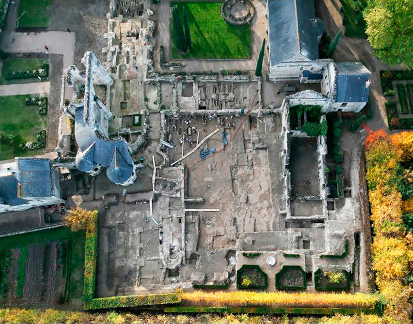 Fig. 2 – Vue générale aérienne de la fouille du prieuré Saint-Cosme à La Riche en cours de fouille, en 2010 (photo Cyb’Air Vision).