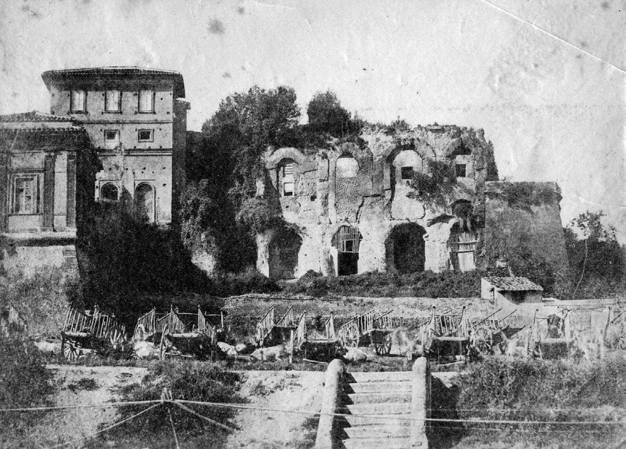 Fig. 1 – Fronte della Domus Tiberiana e dell’edificio farnesiano adibito a Museo dal Rosa, prima degli scavi e della demolizione (archivio SSBAR).