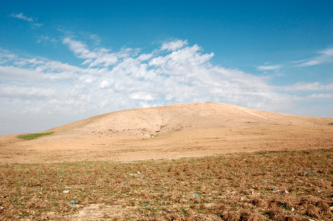 Fig. 1 – Il mound di Helawa visto da S.