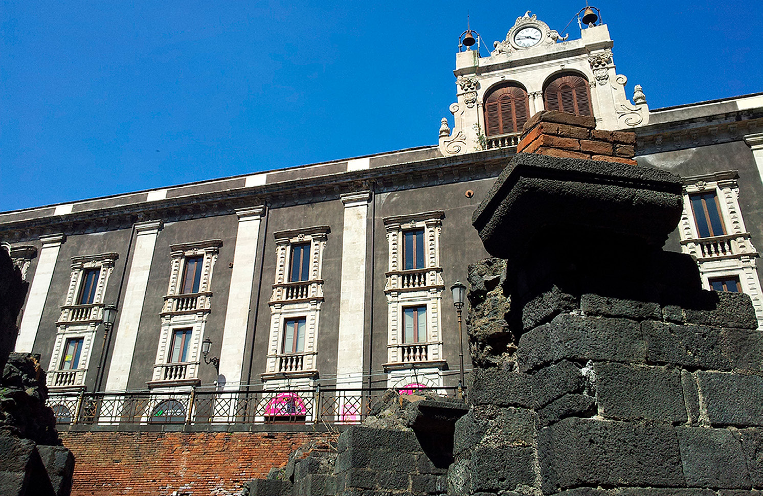 Fig. 1 – Catania, Anfiteatro. Esempio di stratificazione architettonica complessa. Le strutture romane dell’anfiteatro sovrastate dal monumentale Palazzo Tezzano (1709).