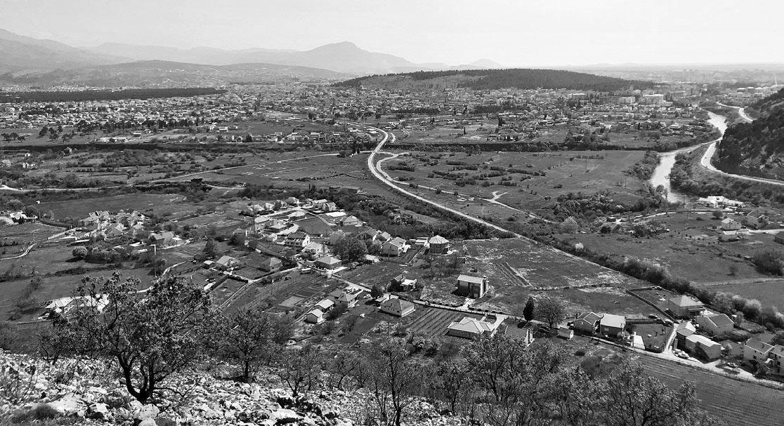 Fig. 5 – The view from the Trijebac gradina: from the N, toward the Skadar Lake (photograph by the author).